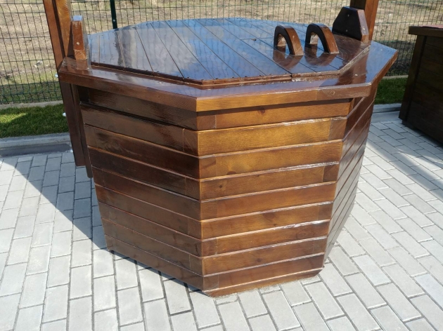Деревянный колодец с металлической ручкой