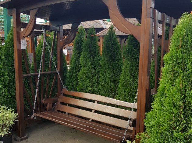 Качели с цветником
