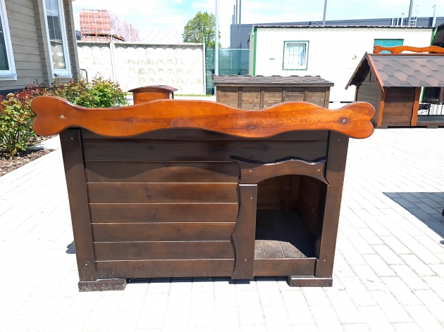 KENNEL WITH A SINGLE-SLOPED ROOF