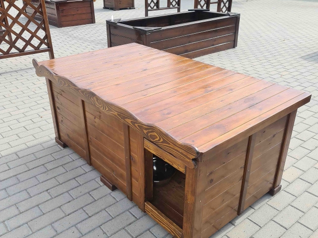 Будка с деревянной крышей