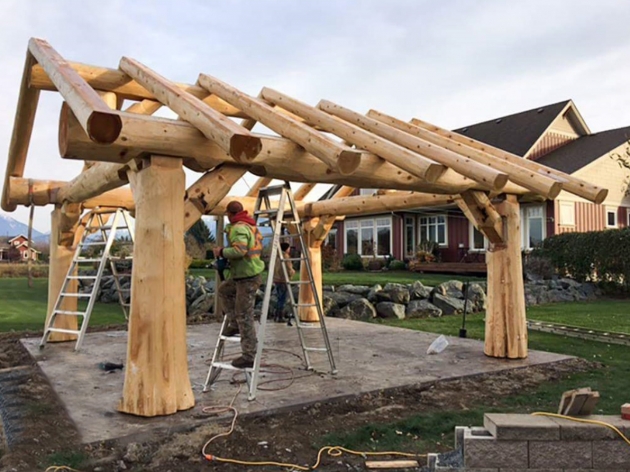 Беседка-навес из дикого сруба