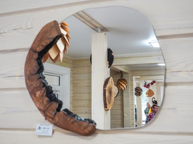 MIRROR OF SOLID OAK