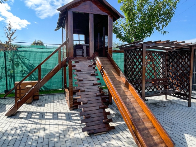 Детская площадка с горкой