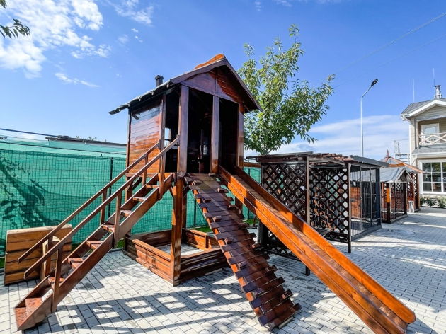 Детская площадка с горкой