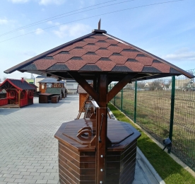 Деревянный колодец с металлической ручкой