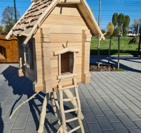 Feeder House on a leg