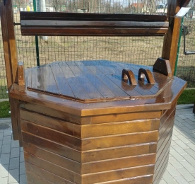 Деревянный колодец с металлической ручкой
