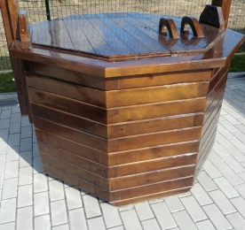 Деревянный колодец с металлической ручкой