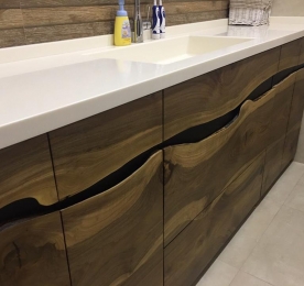 Stand of Walnut to the Bathroom