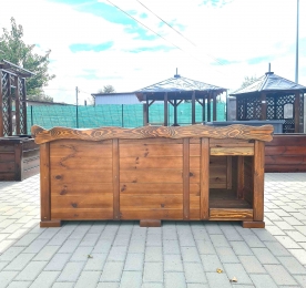 Будка с деревянной крышей
