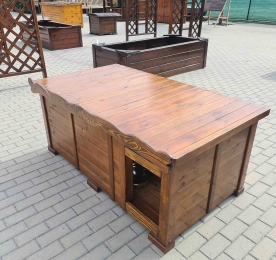 Будка с деревянной крышей