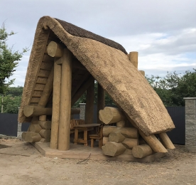 Беседка с камышовой крышей