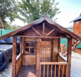Детский домик с террасой